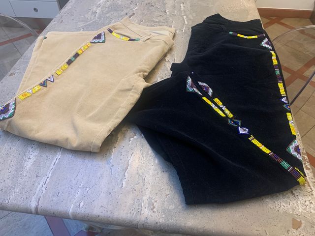 Due paia di pantaloni di vellutino con perline