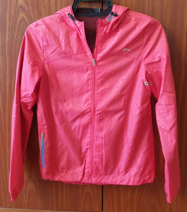 Chaqueta rosa cortaviento de deporte