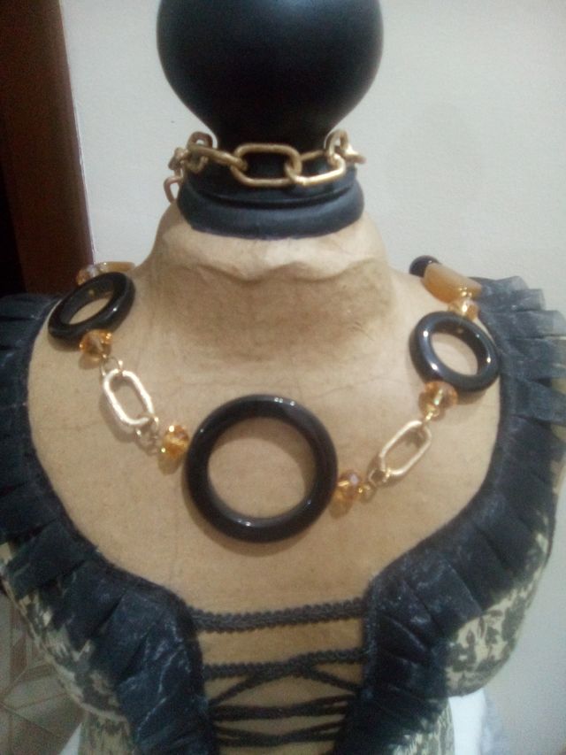 collana dorata con quarzo giallo e onice nero