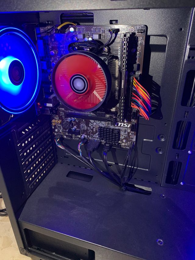 Vendo pc con pantalla torre teclado y ratón