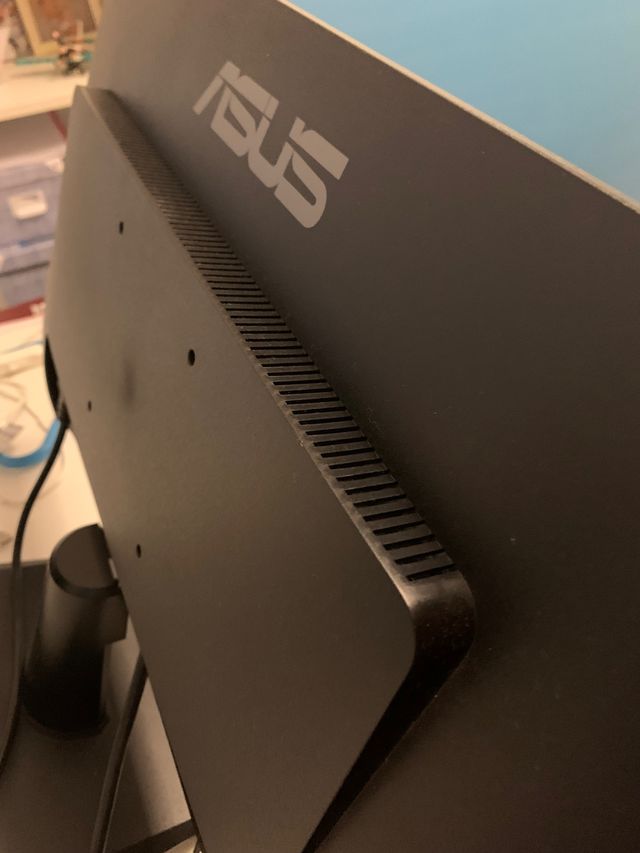 Vendo pc con pantalla torre teclado y ratón