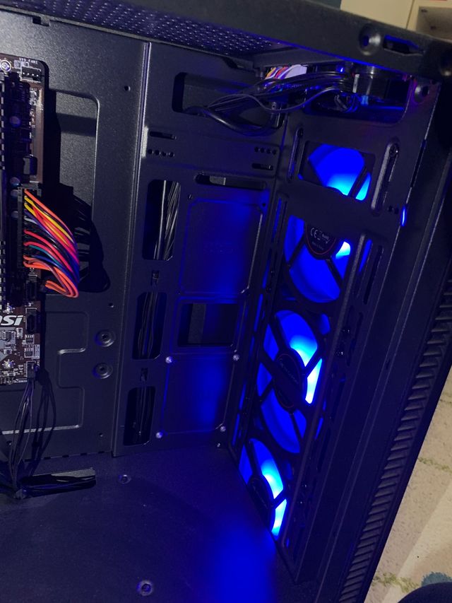 Vendo pc con pantalla torre teclado y ratón