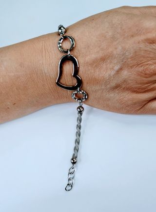 Pulsera con corazón de acero inoxidable.