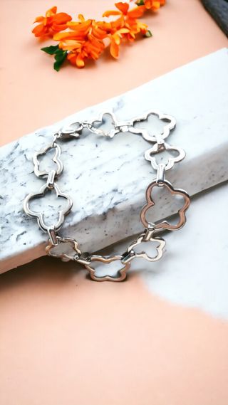Pulsera de flores en acero inoxidable.