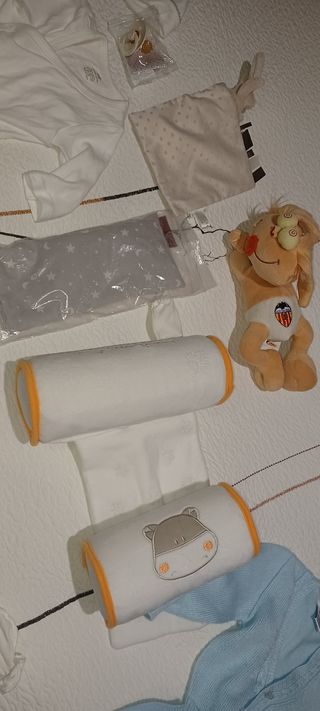 2 sábanas, antivuelco, porta toallitas, ropita,