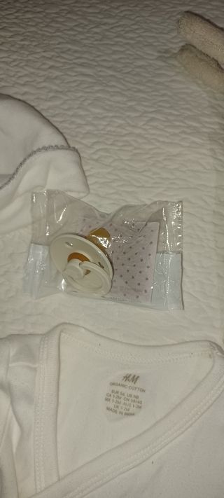 2 sábanas, antivuelco, porta toallitas, ropita,