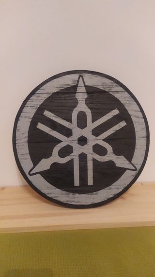 logo Yamaha en madera