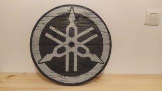 logo Yamaha en madera