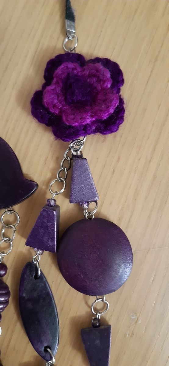 collana donna in legno e fiori di lana