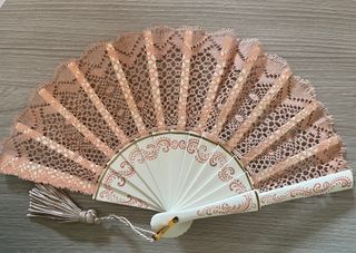 Abanico de encaje de bolillos hecho a mano