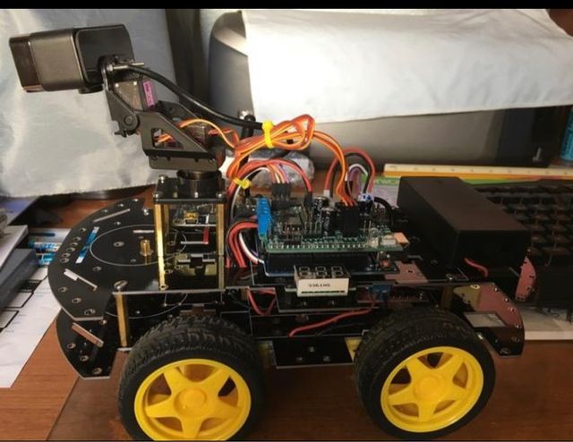 Robot 4x4 con cámara guiado por aplicacion movil