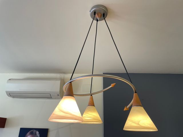 Lampara sobre mesa comedor-cocina