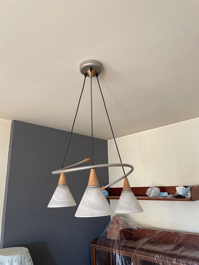 Lampara sobre mesa comedor-cocina