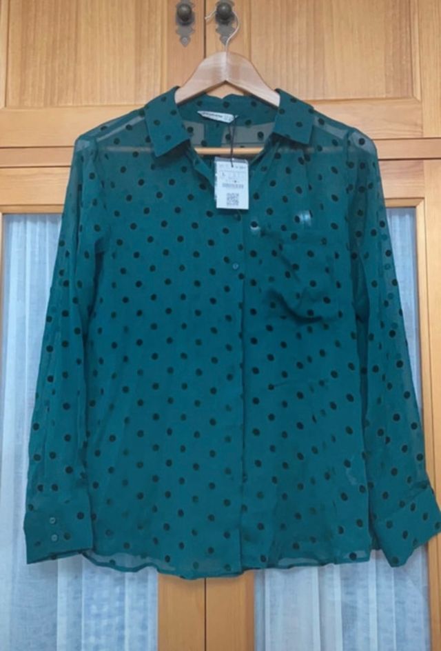 Camisa de lunares con transparencia