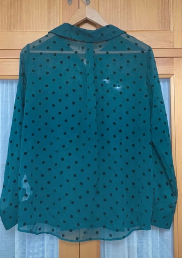 Camisa de lunares con transparencia