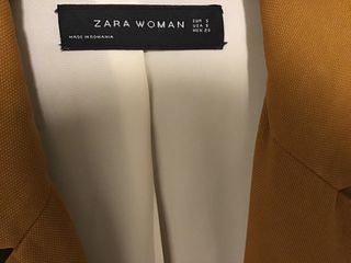 Americana mostaza de Zara