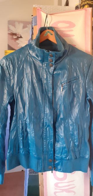 Cazadora Stradivarius efecto piel T38, color azul.