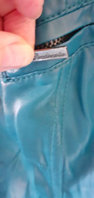 Cazadora Stradivarius efecto piel T38, color azul.
