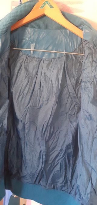 Cazadora Stradivarius efecto piel T38, color azul.