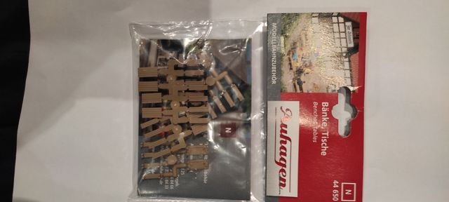 bancos y mesas para maqueta escala N