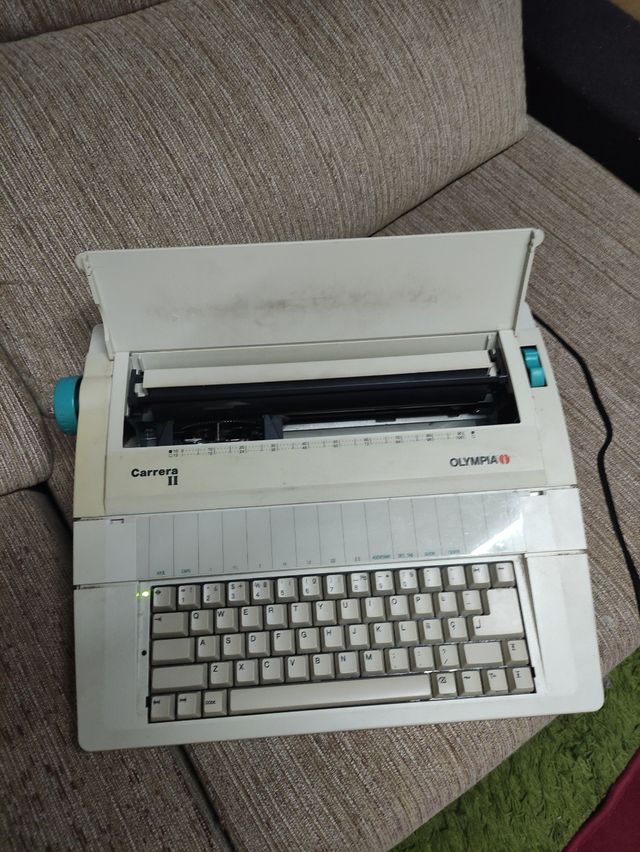 Maquina de escribir antigua