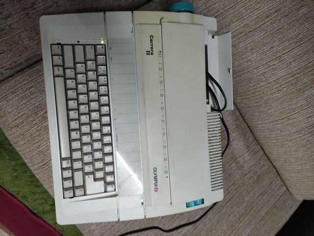 Maquina de escribir antigua