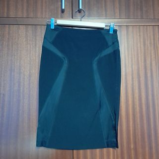 Falda negra elástica midi de Zara talla 36
