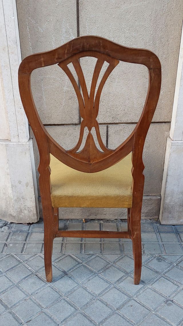 Dos sillas de madera