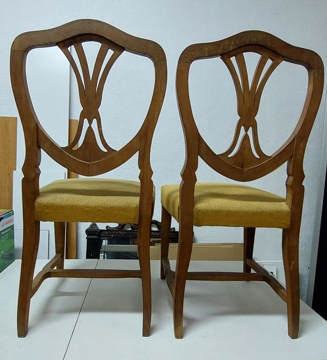 Dos sillas de madera
