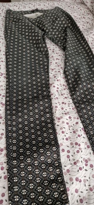 pantalón estampado de zara 