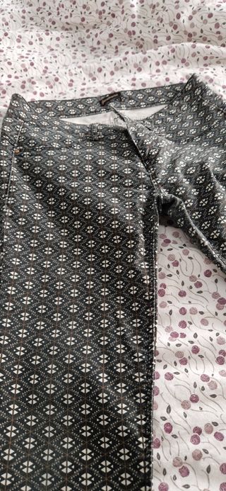 pantalón estampado de zara 