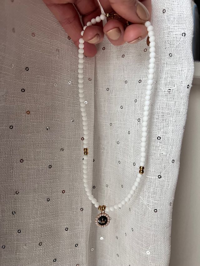Collana bianca con ciondolo corona