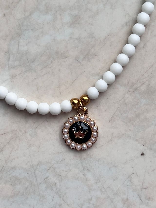 Collana bianca con ciondolo corona