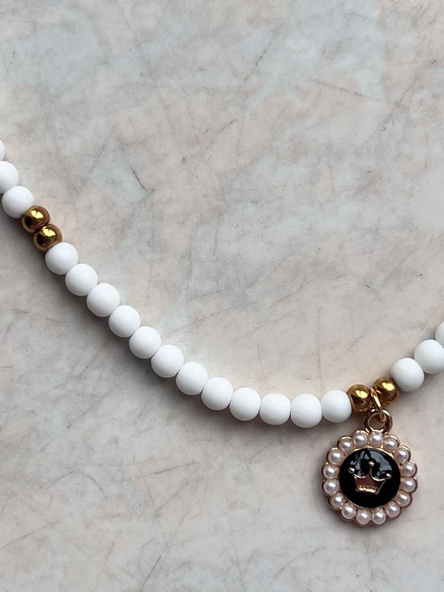 Collana bianca con ciondolo corona