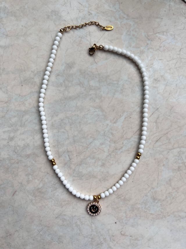 Collana bianca con ciondolo corona