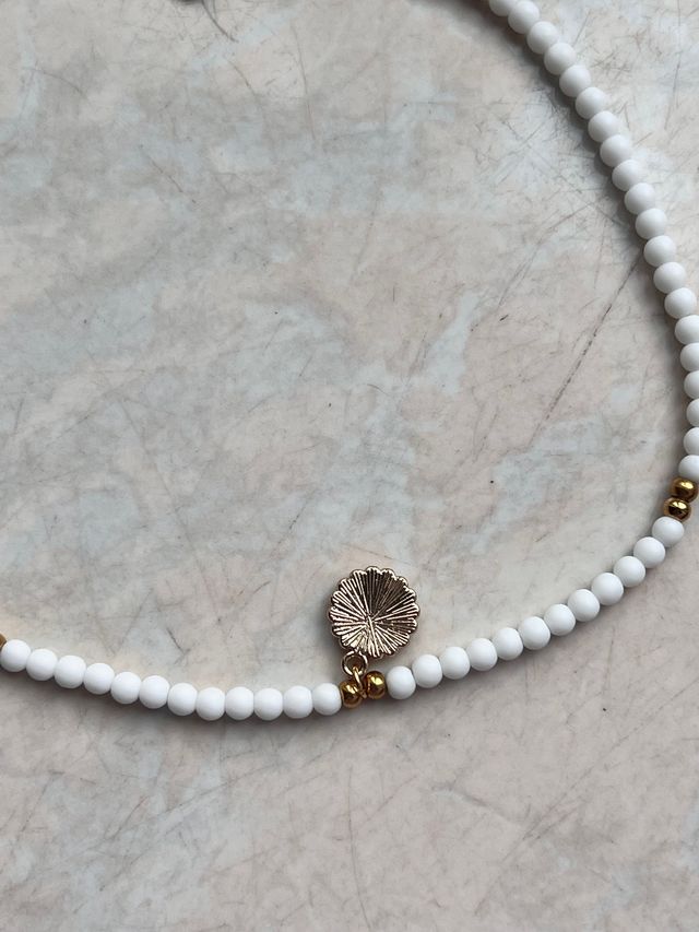 Collana bianca con ciondolo corona