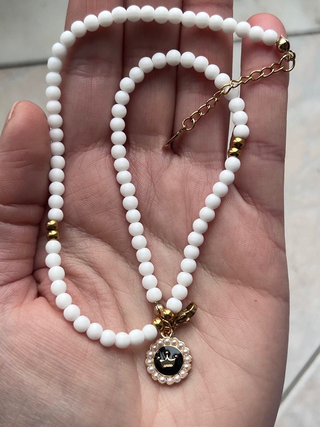 Collana bianca con ciondolo corona