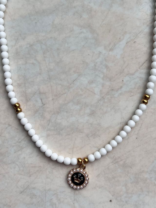 Collana bianca con ciondolo corona