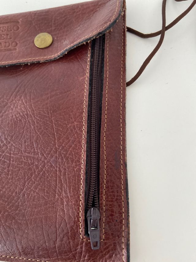 Bolsito plano  piel marrón MUSEO DEL PRADO