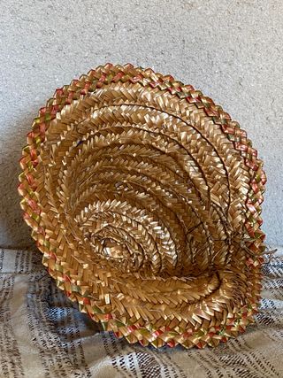 Gorro antiguo de paja. Indumentaria tradicional.