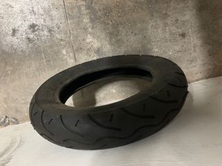 Neumático a estrenar de moto hay pone medida