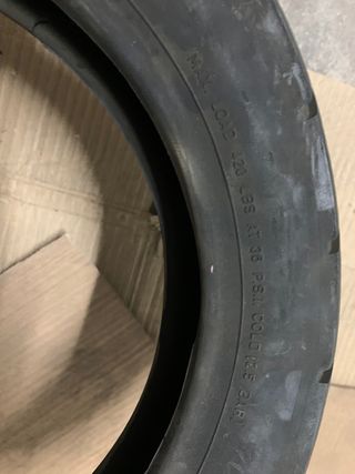 Neumático a estrenar de moto hay pone medida