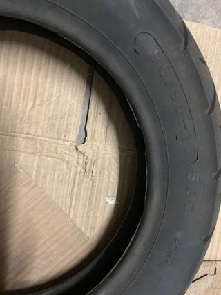 Neumático a estrenar de moto hay pone medida