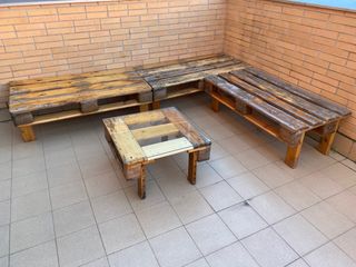Conjunto de bancos y mesa de jardín