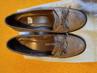 zapatos ante color gris.