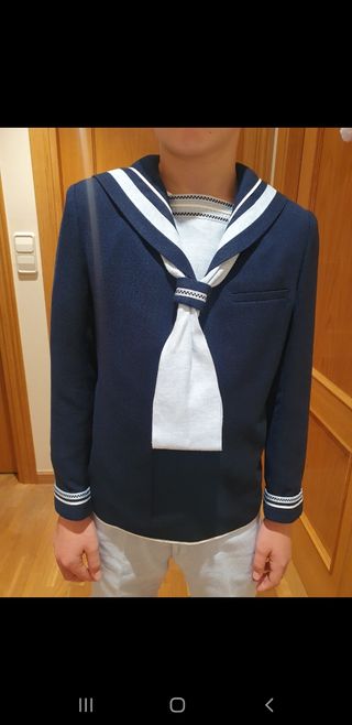 Traje de comunión de niño y zapatos .