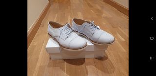 Traje de comunión de niño y zapatos .