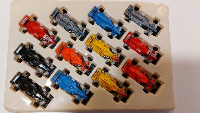 13 coches de carreras de plástico