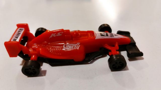 13 coches de carreras de plástico