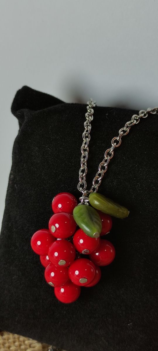 Collar bayas jugosos con cadena